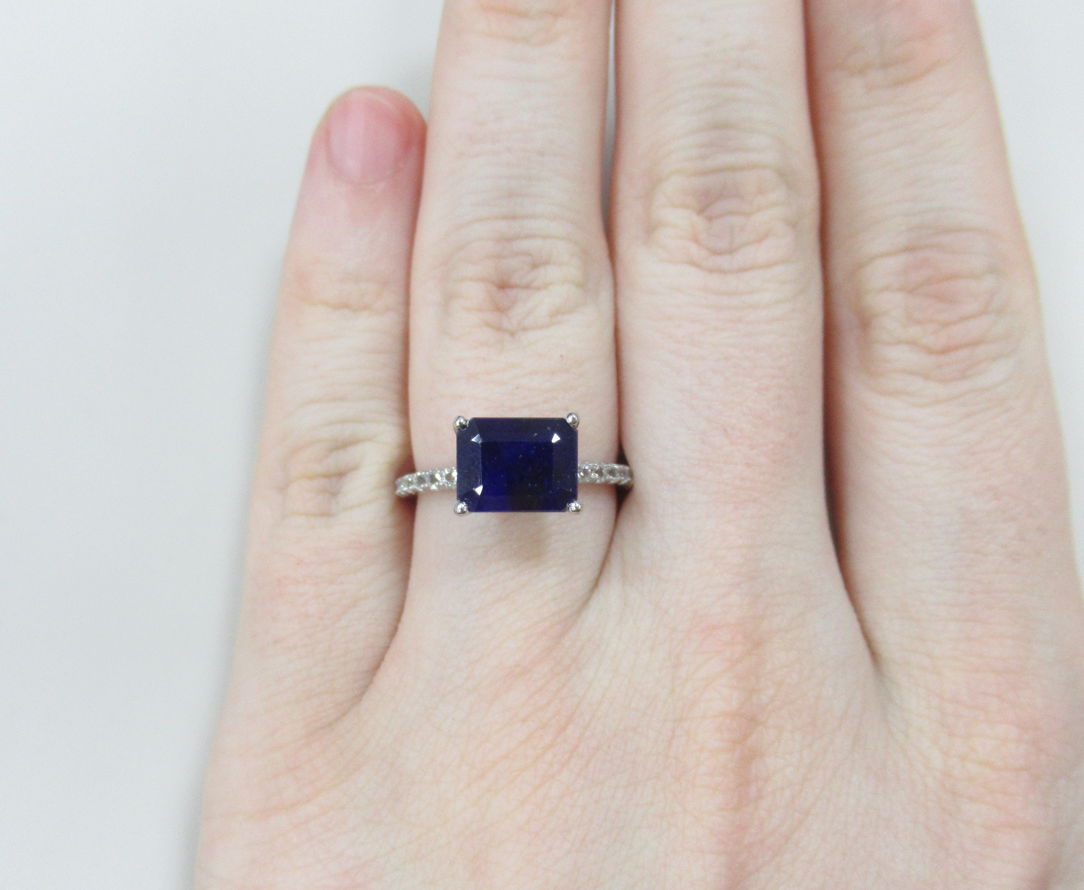 Серебряное кольцо с сапфиром